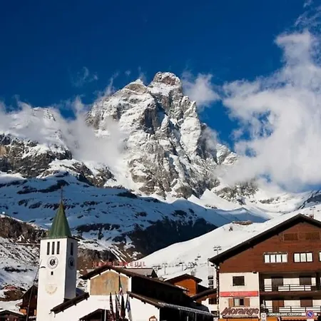 Domek alpejski Skiing In The Italian Alps, Cervinia *