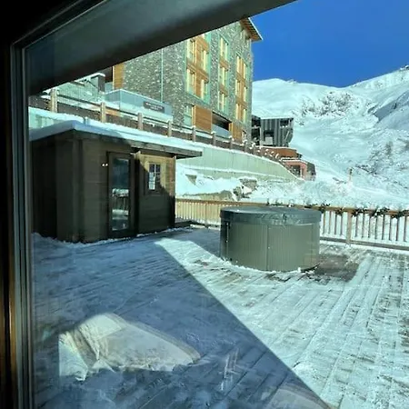 Skiing In The Italian Alps, Cervinia Шале