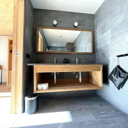 Skiing In The Italian Alps, Cervinia Domek alpejski